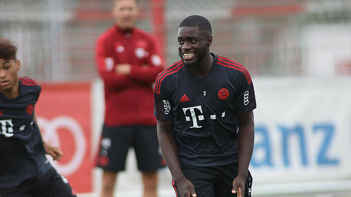 Servus an der Säbener! Neuzugang Dayot Upamecano im ersten Bayern-Training.