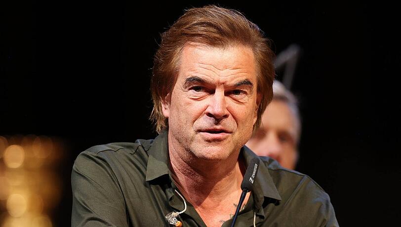 Campino spielt mit den Toten Hosen ein Benefizkonzert. Campino spielt mit den Toten Hosen ein Benefizkonzert.