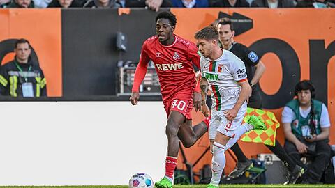Kölns Faride Alidou (l) im Laufduell mit dem Augsburger Mads Pedersen.