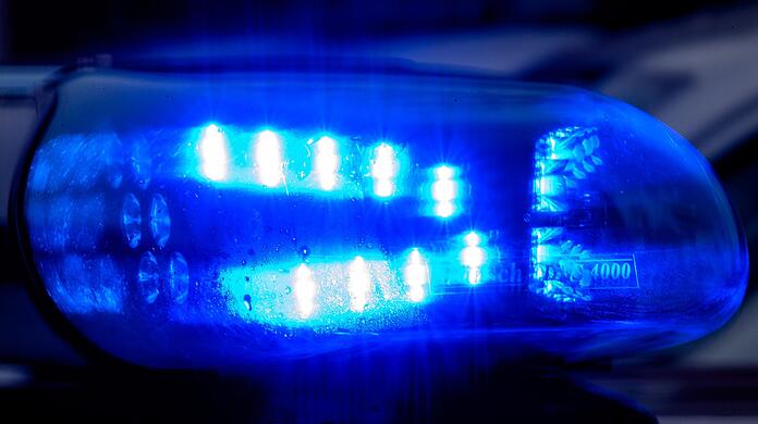 Blaulicht leuchtet auf einem Fahrzeug der Polizei.