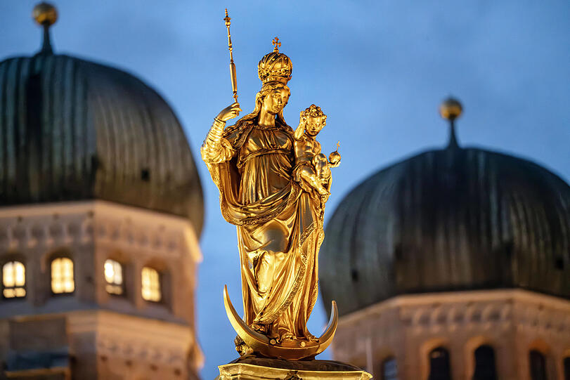 Die Mariensäule auf dem Marienplatz im Abendlicht in diesen Wochen.