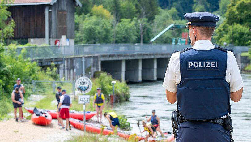 Kontrollen für mehr Sicherheit: Die Polizei prüft Schlauchbootfahrer and er Isar auch auf Alkoholkonsum.-