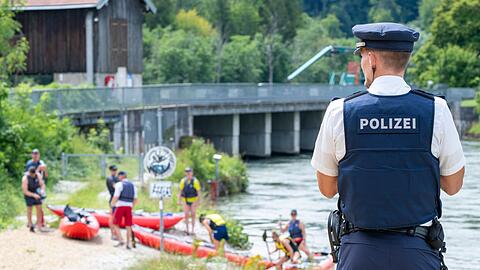 Kontrollen für mehr Sicherheit: Die Polizei prüft Schlauchbootfahrer and er Isar auch auf Alkoholkonsum.-