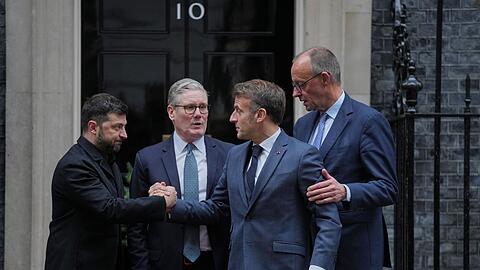 Gestern hatte Selenskyj (l-r) den britischen Premier Starmer, den franz&ouml;sischen Pr&auml;sidenten Macron und Kanzler Merz in London getroffen.