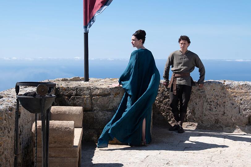 K&ouml;nigin Penelope (Anne Hathaway) und ihr Sohn Telemachos (Tom Holland) fragen sich, wo Odysseus wohl bleiben mag.