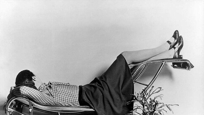Charlotte Perriand auf der Chaise Longue Basculante von Le Corbusier, Pierre Jeanneret und Charlotte Perriand, 1928. Charlotte Perriand auf der Chaise Longue Basculante von Le Corbusier, Pierre Jeanneret und Charlotte Perriand, 1928.