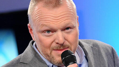 Musste seine Niederlage eingestehen: Entertainer Stefan Raab schaufelte sich zu langsam durch einen Block Steckmoos. Seinen Kandidaten freute es: Er durfte mit 3,5 Millionen Euro heimgehen. Musste seine Niederlage eingestehen: Entertainer Stefan Raab schaufelte sich zu langsam durch einen Block Steckmoos. Seinen Kandidaten freute es: Er durfte mit 3,5 Millionen Euro heimgehen.