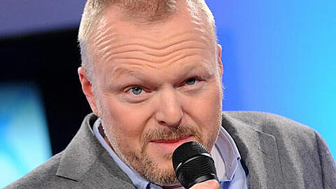 Musste seine Niederlage eingestehen: Entertainer Stefan Raab schaufelte sich zu langsam durch einen Block Steckmoos. Seinen Kandidaten freute es: Er durfte mit 3,5 Millionen Euro heimgehen.