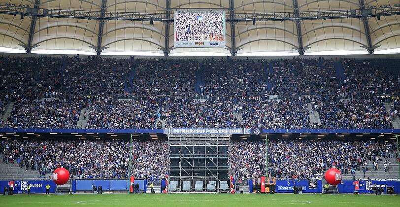Fans des HSV verfolgen das Relegationsrückspiel in der Imtech Arena in Hamburg.