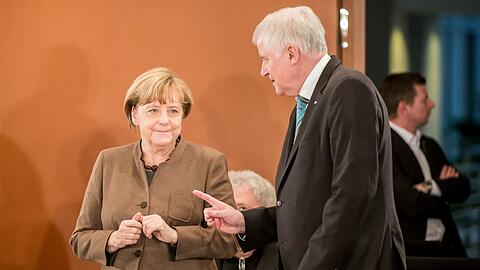Angela Merkel will nicht von "Obergrenzen" in der Flüchtlingsdebatte sprechen. Dennoch will CSU-Chef Horst Seehofer diese in seiner Rede auf dem CDU-Parteitag am Montag zum zentralen Thema machen.