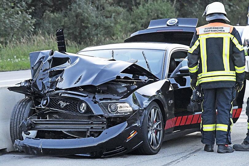 Der hochmotorisierte Mustang rammt den Fiat einfach von der Fahrspur.