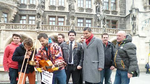 Die Band Naked Superhero probte am Samstag Open Air auf dem Marienplatz... mit dabei (von links): Die Bandmitglieder Christoph von Treuberg, Leonhard Schulz, Armando Heldmann, und die Politiker Leonhard Agerer (CSU), Nima Lirawi (VPJ/SPD), Florian Deissenrieder (PIRATEN), Florian Pollok (LINKE), Sylvio Bohr (Grüne) und Willi Wermelt (SPD).