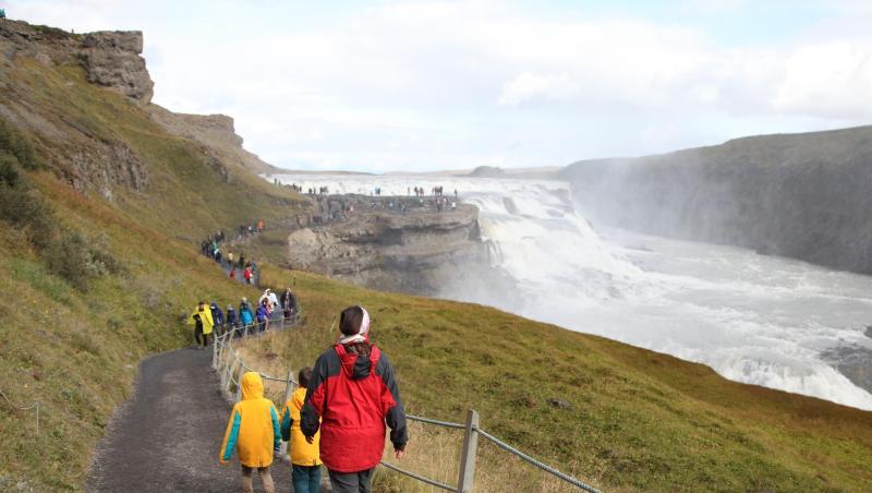 Touristen wandern zum Wasserfall Gullfoss. Touristen wandern zum Wasserfall Gullfoss.