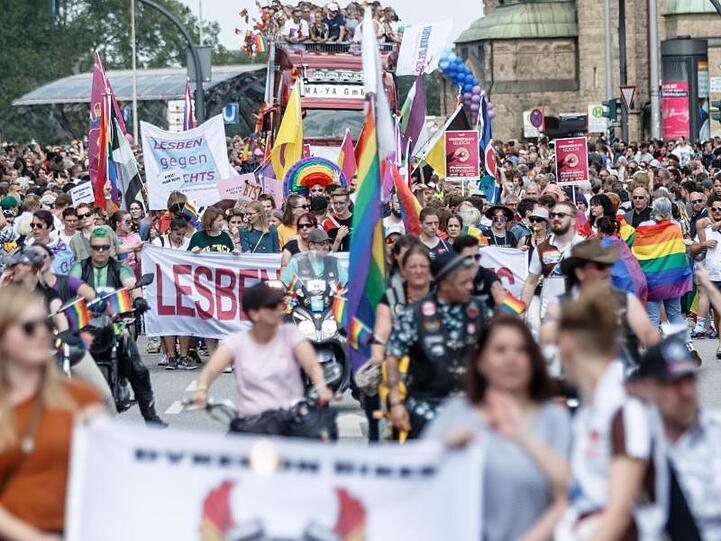 Zehntausende Menschen laufen bei der CSD-Parade durch Hamburg.