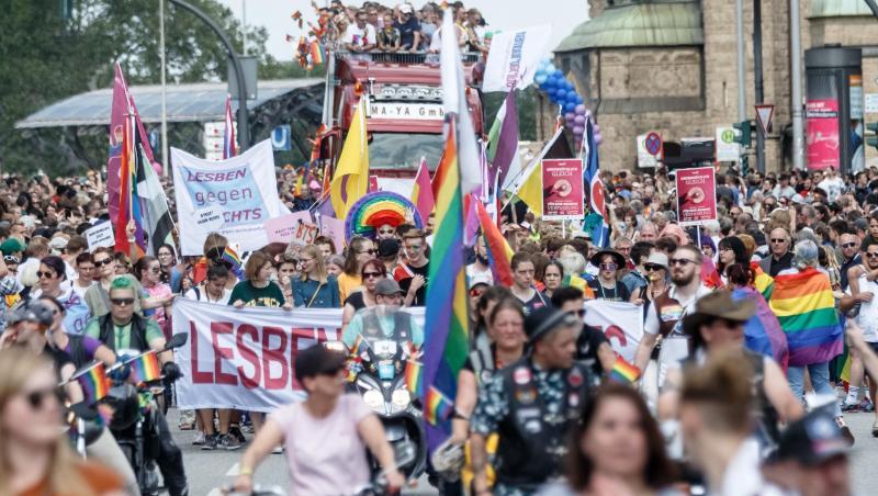 Zehntausende Menschen laufen bei der CSD-Parade durch Hamburg. Zehntausende Menschen laufen bei der CSD-Parade durch Hamburg.