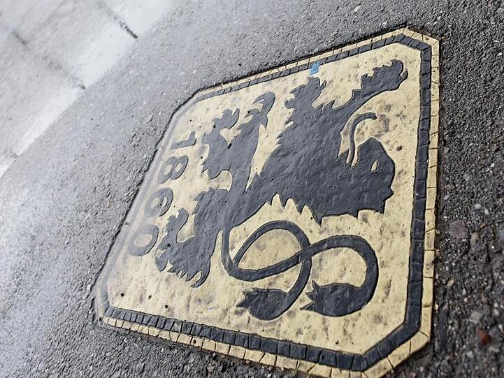 Ein Löwen-Logo vor dem Eingang zum Fanshop auf dem Trainingsgelände des TSV 1860 München. Foto: Andreas Gebert/dpa