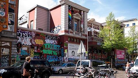 Blick auf das linksautonome Kulturzentrum Rote Flora im Hamburger Schanzenviertel. Foto: Daniel Bockwoldt