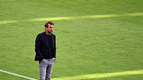 Augsburgs Trainer Markus Weinzierl steht an der Seitenlinie.