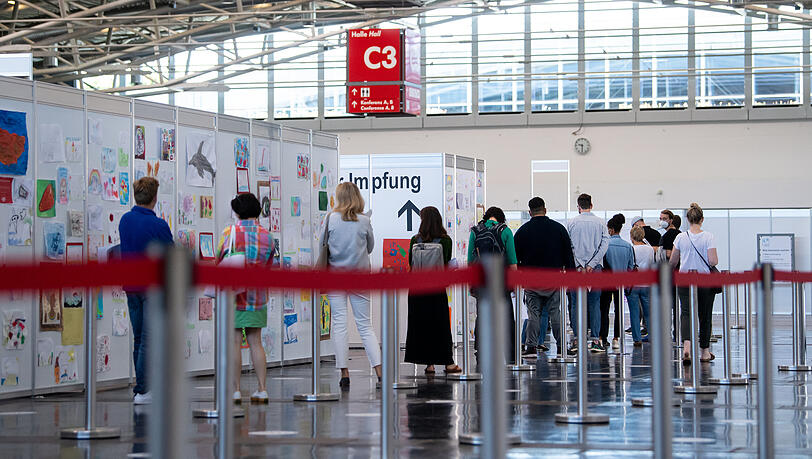 Menschen warten im Impfzentrum an der Messe München auf ihre Impfung. (Archivbild)