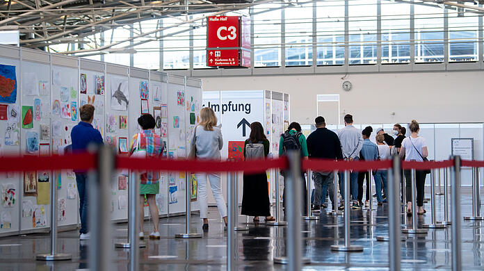Menschen warten im Impfzentrum an der Messe München auf ihre Impfung. (Archivbild)