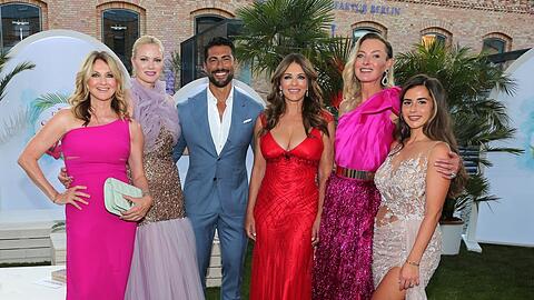 Frauke Ludowig, Franziska Knuppe, Giovanni Angiolini, Liz Hurley, Lilly zu Sayn-Wittgenstein-Berleburg und Sarah Engels (v.l.n.r.) beim "Raffaello Summer Day".