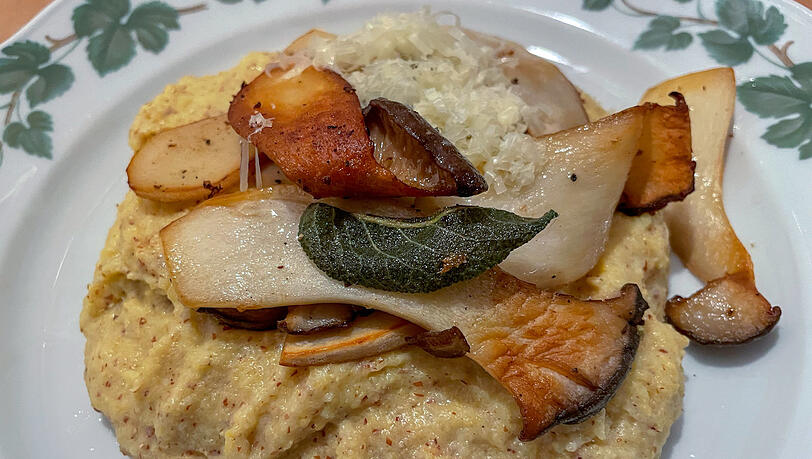 Polenta schaut nicht schön aus, schmeckt aber hervorragend. Polenta schaut nicht schön aus, schmeckt aber hervorragend.