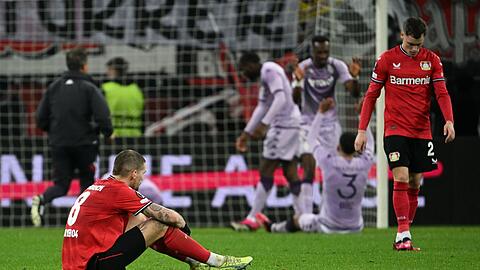 Robert Andrich (l) und seine Leverkusener unterlagen Monaco mit 2:3.