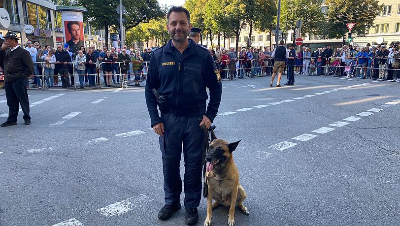 Polizist mit Sprengstoffhund