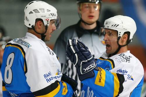 Grund zum Jubeln: Die EHC-Spieler Chris Bahen (l.) und Dylan Gyori.