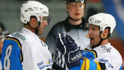 Grund zum Jubeln: Die EHC-Spieler Chris Bahen (l.) und Dylan Gyori. Grund zum Jubeln: Die EHC-Spieler Chris Bahen (l.) und Dylan Gyori.