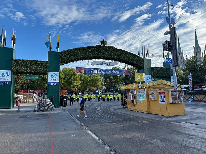 Am Haupteingang ist es (noch) leer. Die Sicherheitsleute warten auf ihren Einsatz.