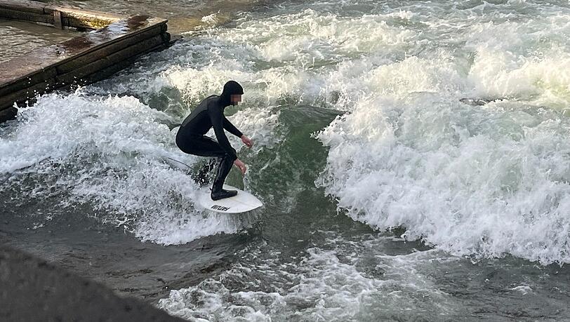 Seit der Bachauskehr im vergangenen Oktober ist die Eisbachwelle zerst&ouml;rt. Nur kurz war die Welle letzten Donnerstag trotzdem surfbar, weil heimlich ein Gitter im Wasser versenkt worden war. Das ist aber schon wieder entfernt.