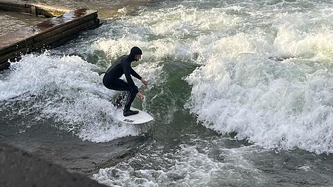 Seit der Bachauskehr im vergangenen Oktober ist die Eisbachwelle zerst&ouml;rt. Nur kurz war die Welle letzten Donnerstag trotzdem surfbar, weil heimlich ein Gitter im Wasser versenkt worden war. Das ist aber schon wieder entfernt.