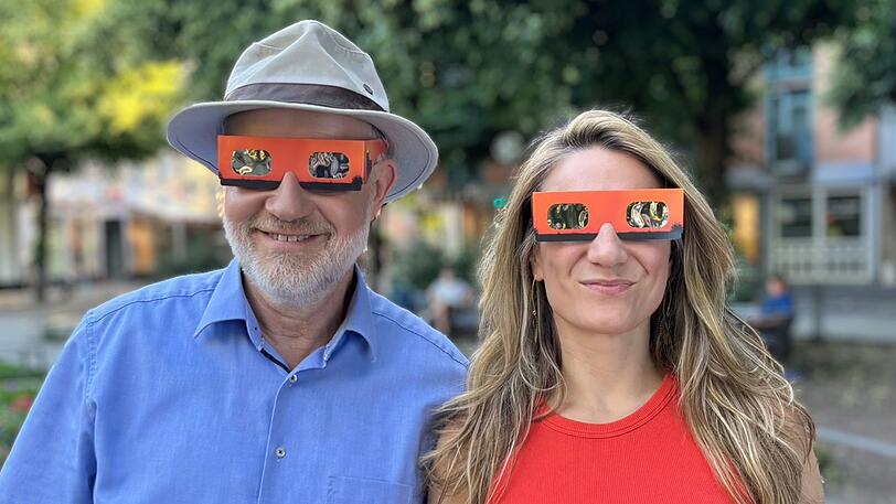 Harald Lesch und Jasmina Neudecker begleiten die totale Sonnenfinsternis auf Mallorca am 12. August live. Harald Lesch und Jasmina Neudecker begleiten die totale Sonnenfinsternis auf Mallorca am 12. August live.