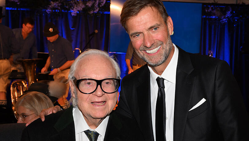 Zum 85. Geburtstag gratuliert Jürgen Klopp (r.). Zum 85. Geburtstag gratuliert Jürgen Klopp (r.).