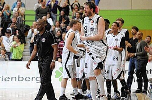 Schwerer Gang für die Korbjäger des NBC: Im Playoff-Halbfinale müssen Trainer Derrick Taylor (links) & Co. in Ehingen ran.