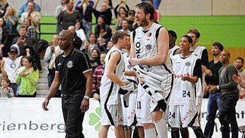 Schwerer Gang für die Korbjäger des NBC: Im Playoff-Halbfinale müssen Trainer Derrick Taylor (links) & Co. in Ehingen ran. Schwerer Gang für die Korbjäger des NBC: Im Playoff-Halbfinale müssen Trainer Derrick Taylor (links) & Co. in Ehingen ran.