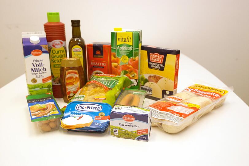 Dieser Einkauf hat 17,45 Euro gekostet: Das sind exakt die 19 Alltags-Produkte, die Stiftung Warentest als Grundlage für den Preis-Vergleich genommen hat.
