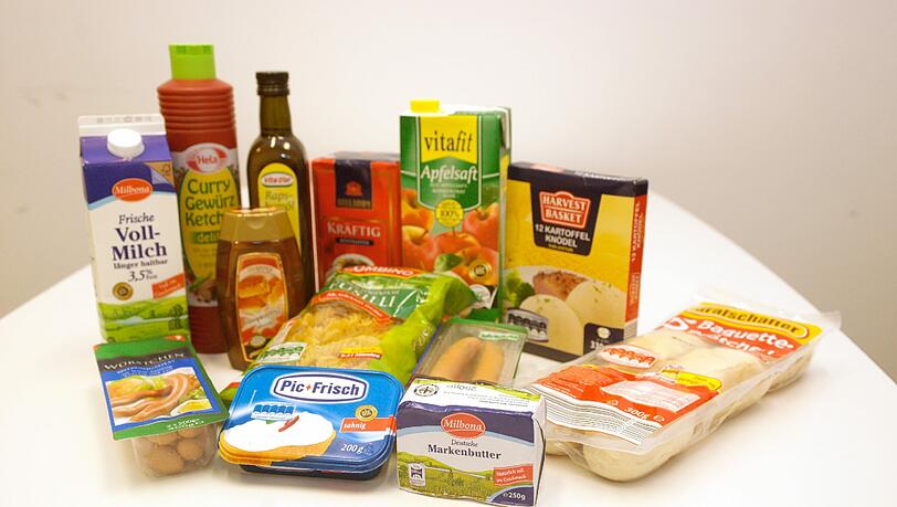 Dieser Einkauf hat 17,45 Euro gekostet: Das sind exakt die 19 Alltags-Produkte, die Stiftung Warentest als Grundlage für den Preis-Vergleich genommen hat. Dieser Einkauf hat 17,45 Euro gekostet: Das sind exakt die 19 Alltags-Produkte, die Stiftung Warentest als Grundlage für den Preis-Vergleich genommen hat.