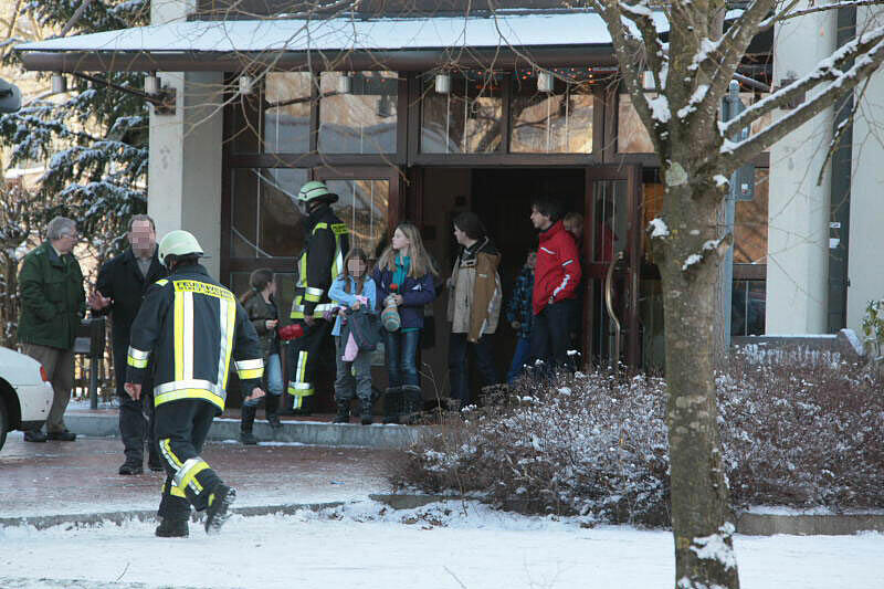 Aufruhr in Grafing: An einem Gymnasium gingen mehrere Bombendrohungen ein. Das Gebäude und die nähere Umgebung wurden am Montagvormittag evakuiert, Polizei und Feuerwehr suchten mit einem Spürhund nach einer möglichen Sprengstoffladung.