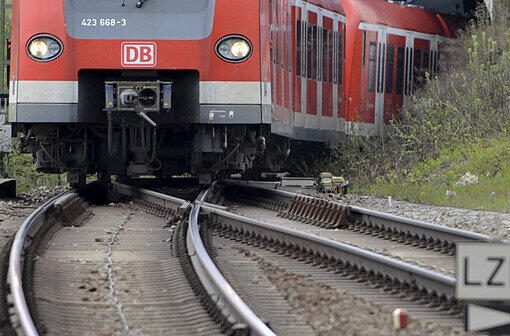 Ein S-Bahn fährt ein. Um ein Haar hätte ein Jugendlicher seine Waghalsigkeit mit dem Leben bezahlt