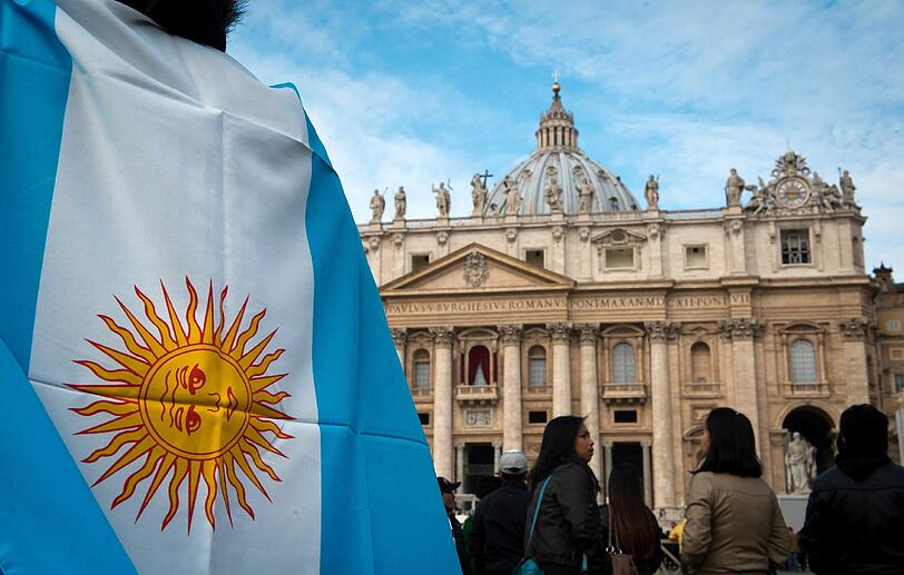 Papst Franziskus hält sein erstes Angelus-Gebet. Auf dem Petersplatz jubelt ihm die Menge zu. Die Bilder aus Rom.