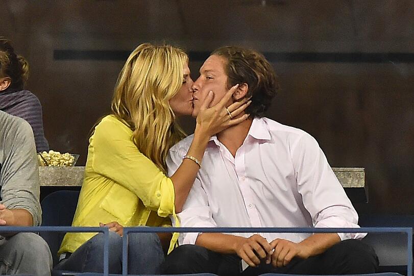 Heidi verpasst Vito einen leidenschaftlichen Schmatzer, doch der schaut sich lieber währenddessen das Tennisspiel an.