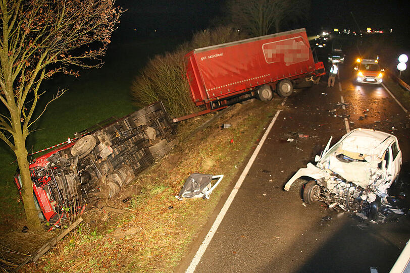 Horror-Crash auf der B-15: Die Bilder vom Unfallort.