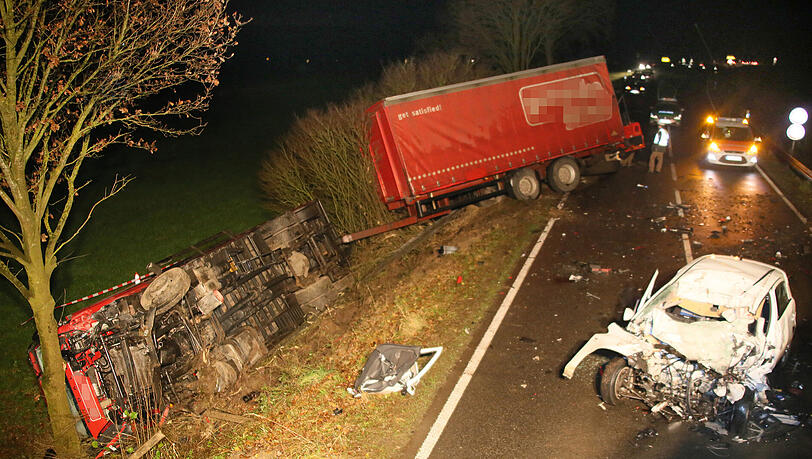 Horror-Crash auf der B-15: Die Bilder vom Unfallort.