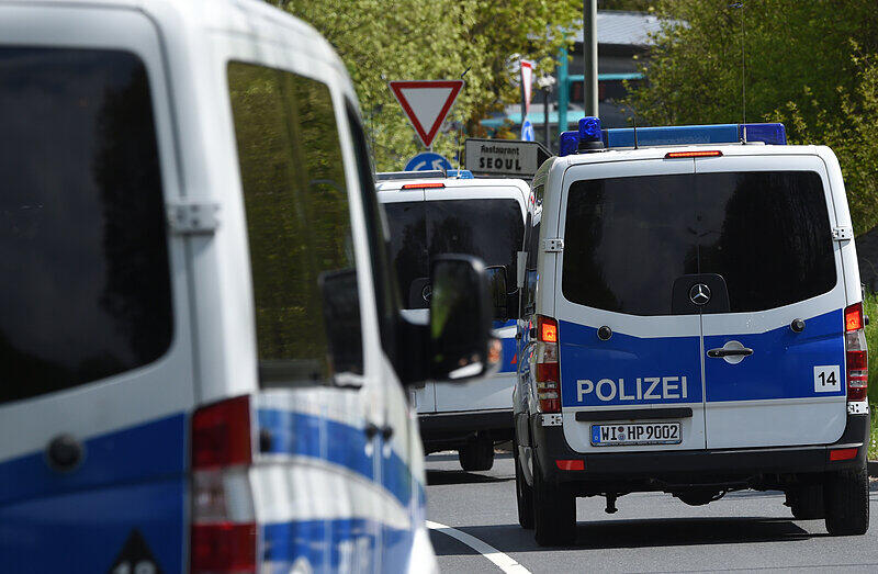 Ein Großaufgebot der Polizei fährt durch Oberursel. Ein Spezialeinsatzkommando der Polizei hatte hier im Ort in den frühen Morgenstunden einen Mann und eine Frau festgenommen. Bei einer Durchsuchungsaktion in Oberursel war der Nacht eine selbst gebaute Bombe gefunden worden.