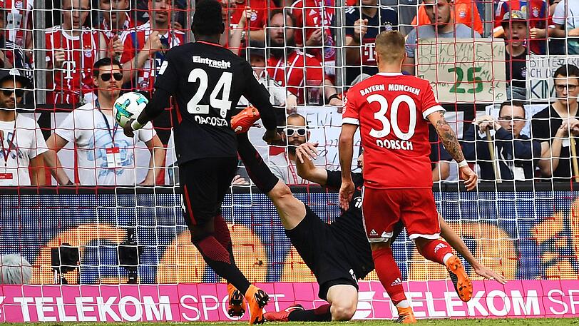 Trifft im Bundesliga-Debüt für den FC Bayern: Niklas Dorsch (re.).