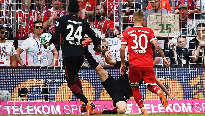 Trifft im Bundesliga-Debüt für den FC Bayern: Niklas Dorsch (re.). Trifft im Bundesliga-Debüt für den FC Bayern: Niklas Dorsch (re.).