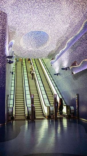 Die Station Toledo in Neapel befindet sich teilweise unter dem Meeresspiegel. Das spiegelt sich auch in der Gestaltung wieder. Der spanische Architekt Oscar Tusquets Blanca gestaltete die Bereiche oberhalb des Meeresspiegels so, als wären sie in
Felsen gehauen, während die Bereiche unterhalb des Meeresspiegels im Meer zu versinken scheinen.