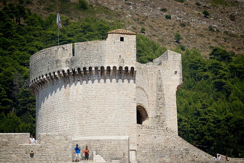 Am Minceta-Turm wurden mehrere Szenen für «Game of Thrones» gedreht. Die eindrucksvollste ist wohl die, als Daenerys Targaryen ihn umrundet.